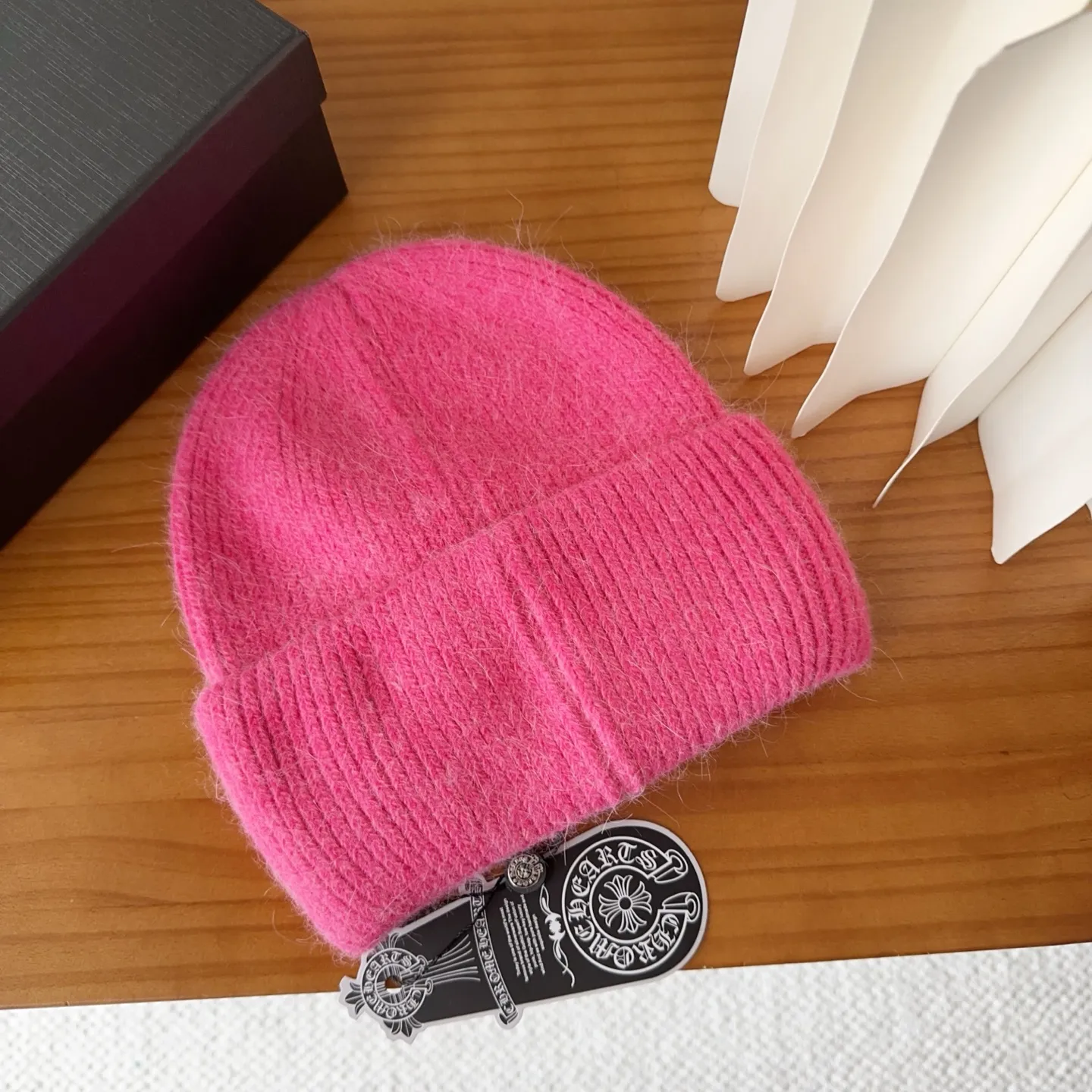 💰56 Crow Heart Angora Rabbit Fur Knitted Beanie for Autumn and Winter. This must be a favorite of minimalism. It is clean, neat, fashionable and versatile, and will definitely not be picky about your face shape! A fashionable classic that lasts forever! Fashionable black and white can be purchased together!